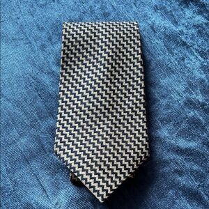 🏷️3 Day Sale🏷️ Paul Fredrick blue Chevron Tie